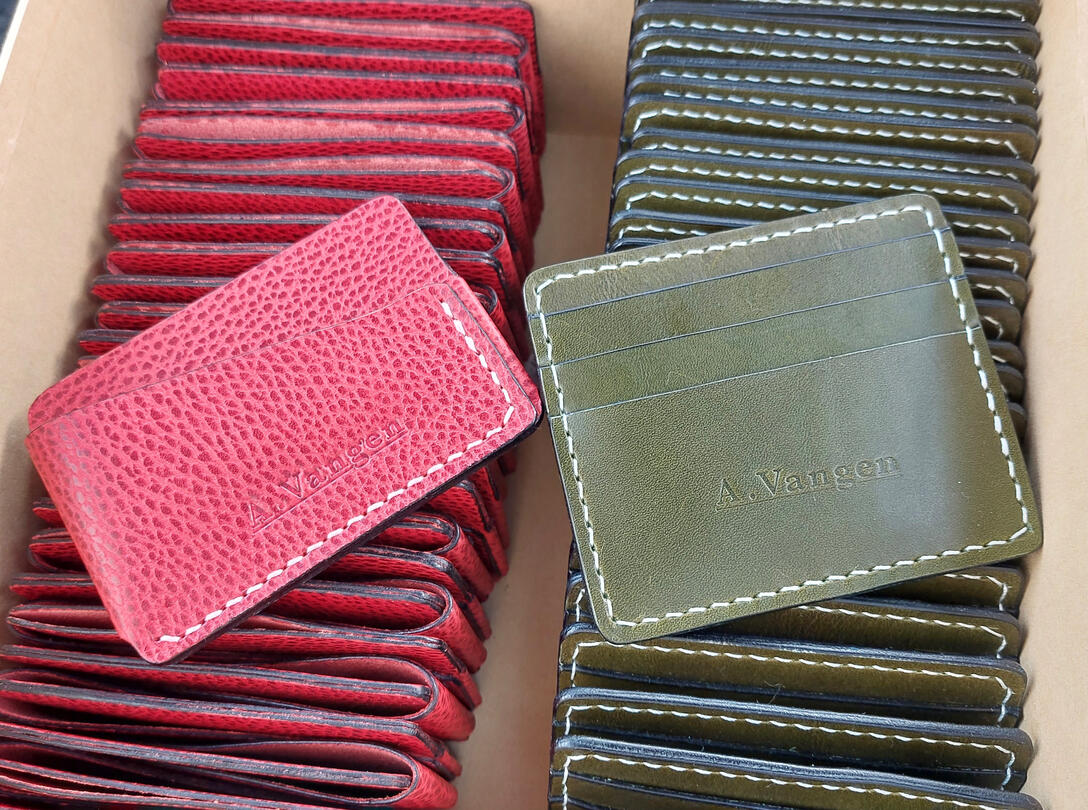 Over 50 kortholdere bestilt som gaver til bryllupsgjester