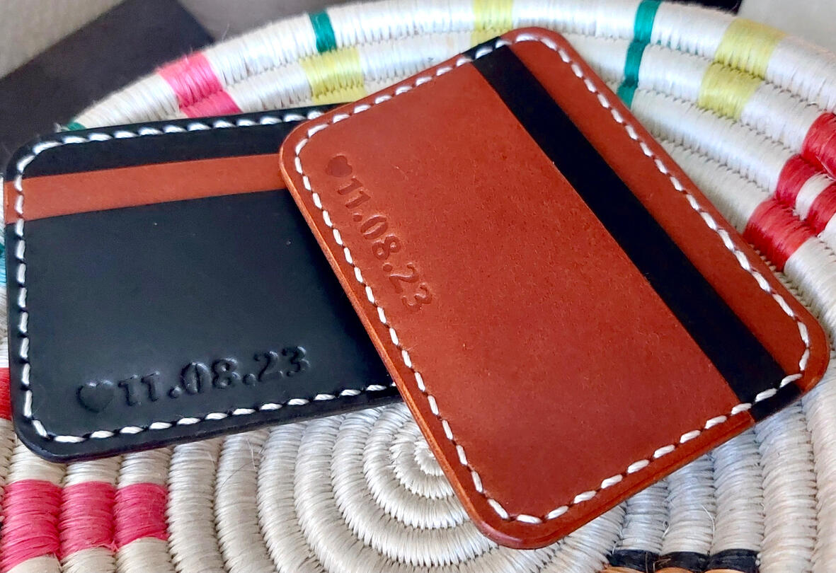 Kortholdere bestilt som gave til brudepar, med bryllupsdato stemplet i læret